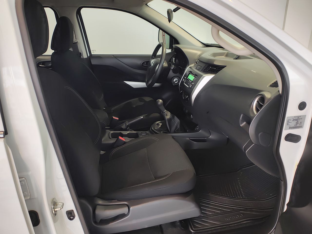 2020 Nissan NP300 DOBLE CABINA SE TM AC PAQ SEG 6VEL