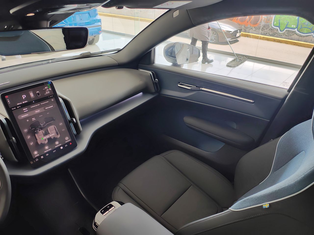 2024 Volvo EX30 PLUS