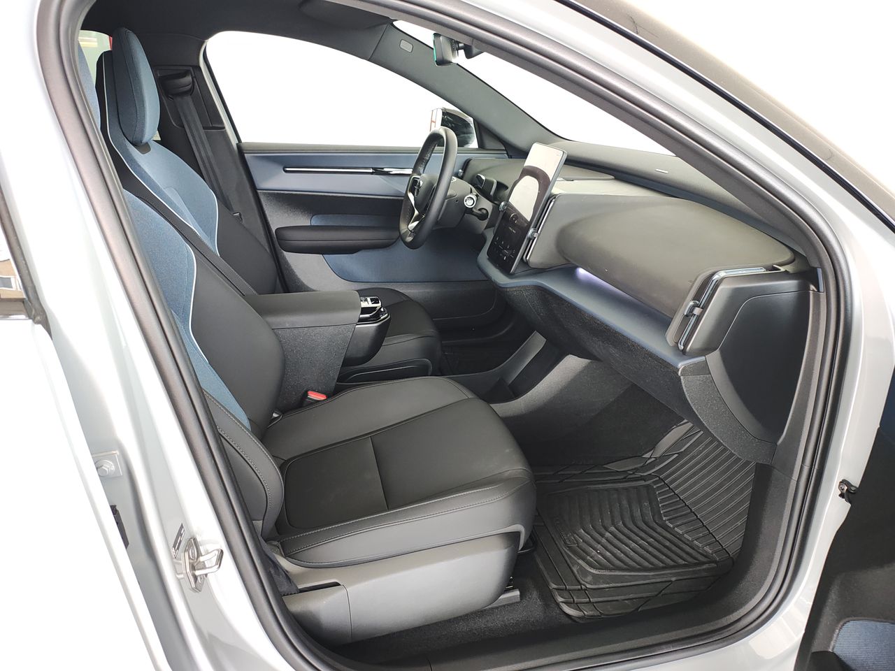 2024 Volvo EX30 PLUS