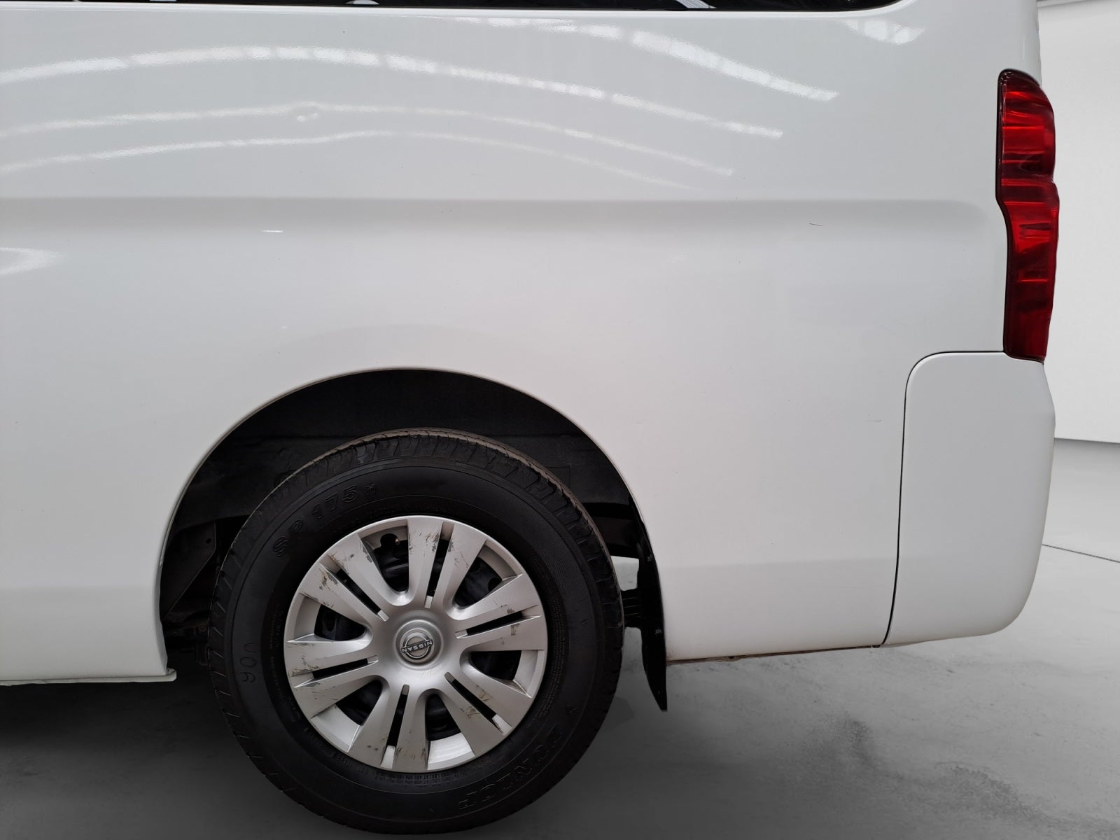 2024 Nissan NV350 URVAN 14 PASAJEROS AMPLIA AA 24