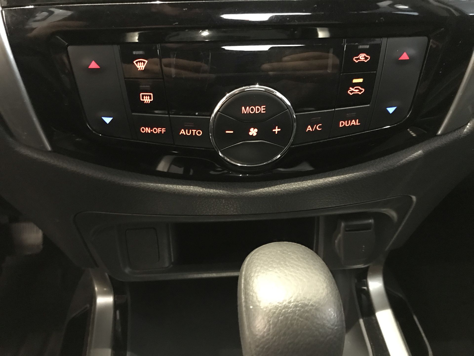 2021 Nissan FRONTIER LE TA 21