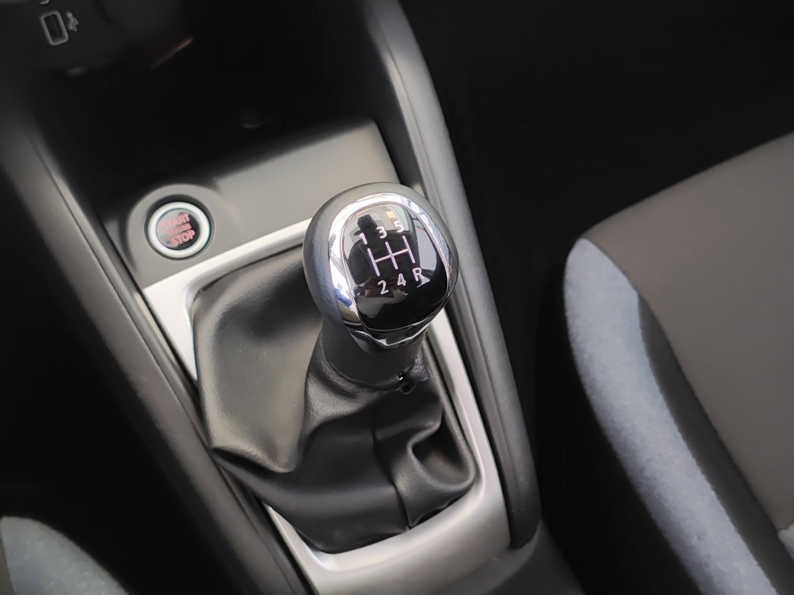 2025 Nissan VERSA ADVANCE MT 25
