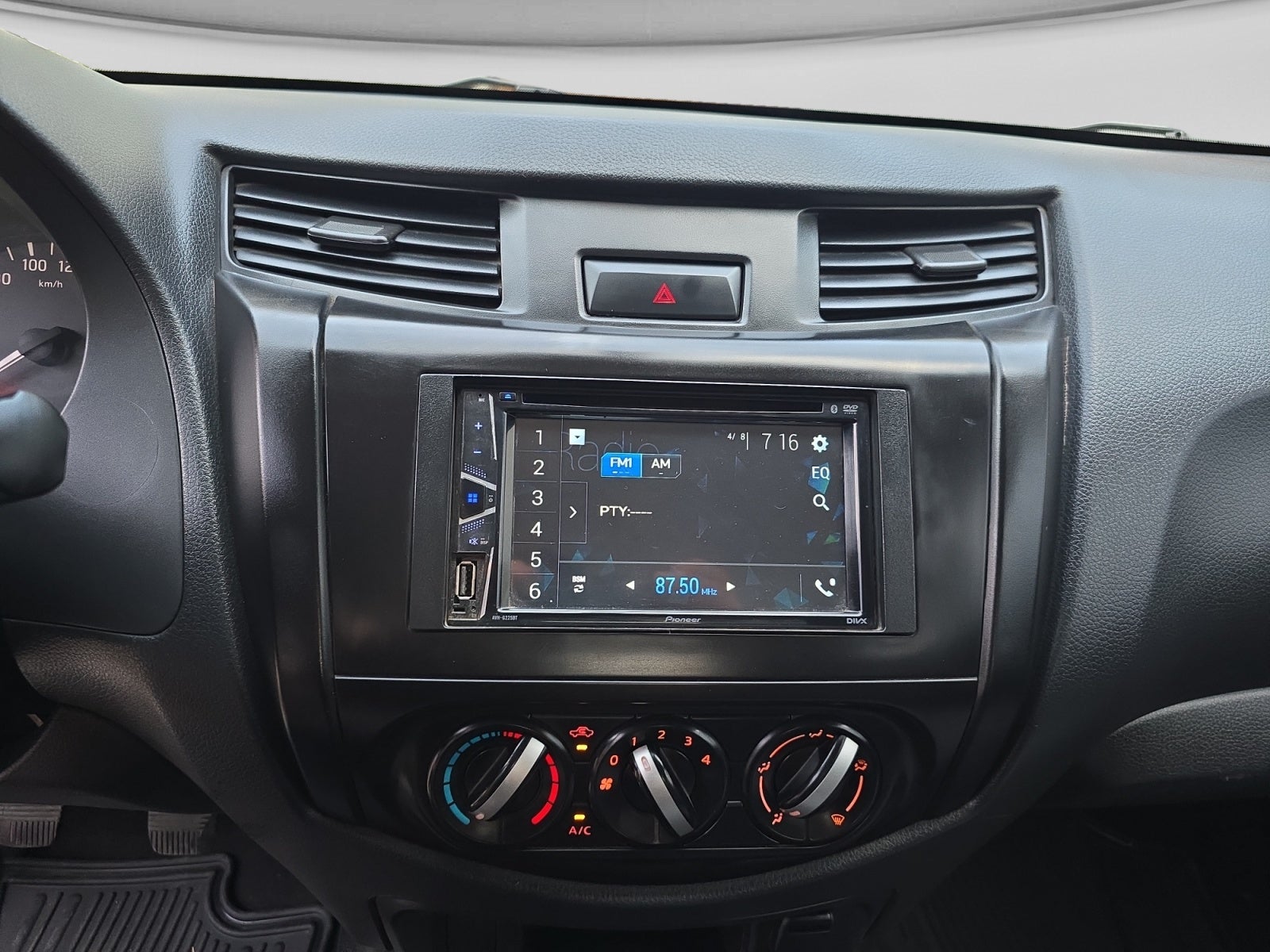 2020 Nissan NP300 DOBLE CABINA DOBLE CABINA S TM AC PAQ. SEG. 6VEL