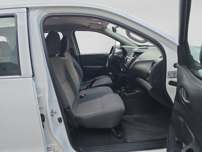 2020 Nissan NP300 DOBLE CABINA DOBLE CABINA S TM AC PAQ. SEG. 6VEL