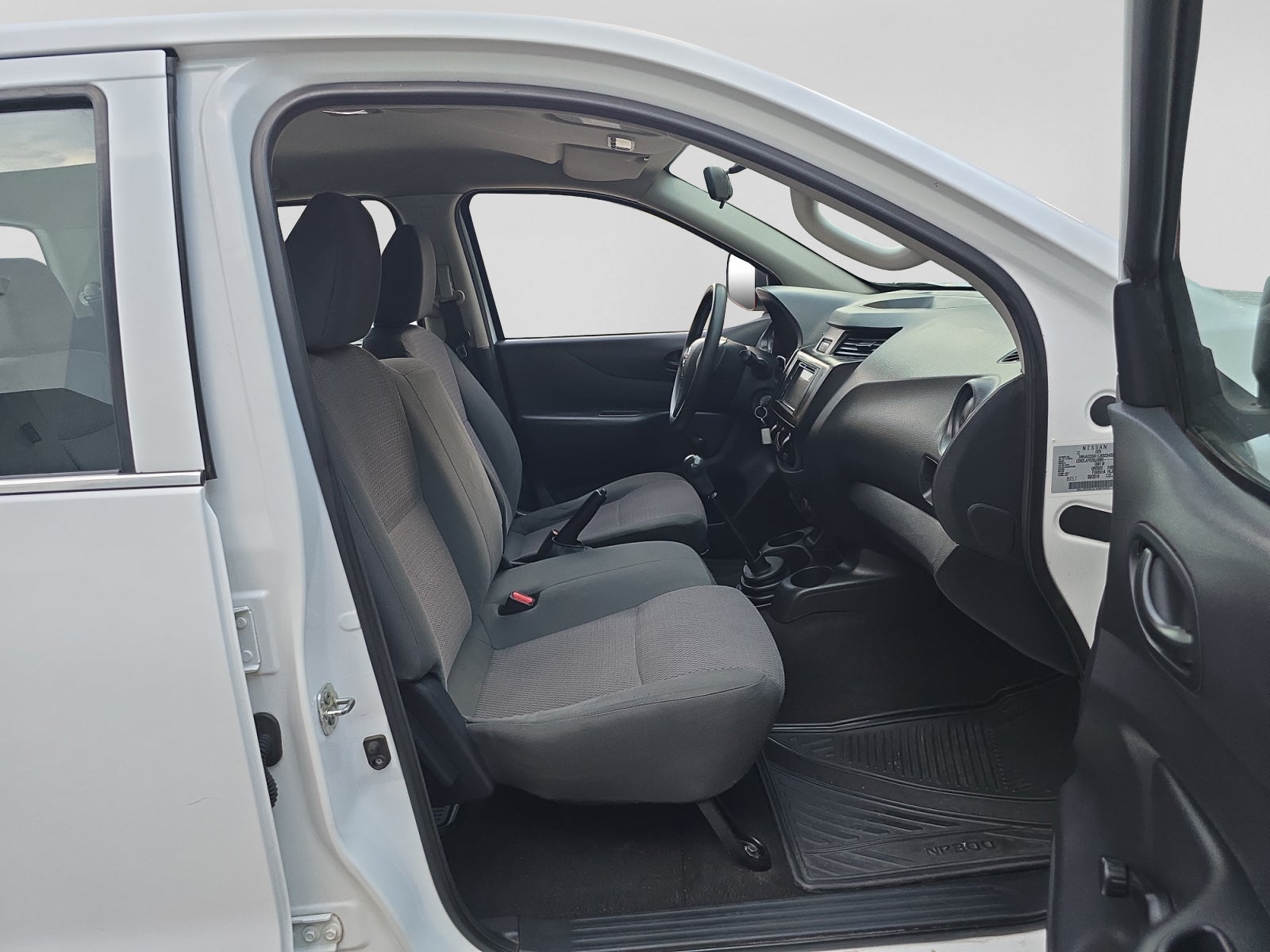 2020 Nissan NP300 DOBLE CABINA DOBLE CABINA S TM AC PAQ. SEG. 6VEL