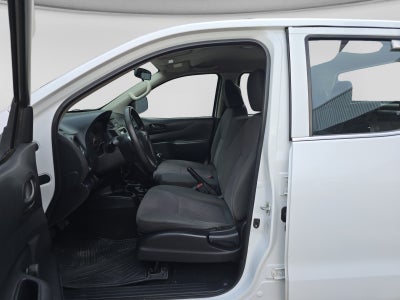 2020 Nissan NP300 DOBLE CABINA DOBLE CABINA S TM AC PAQ. SEG. 6VEL