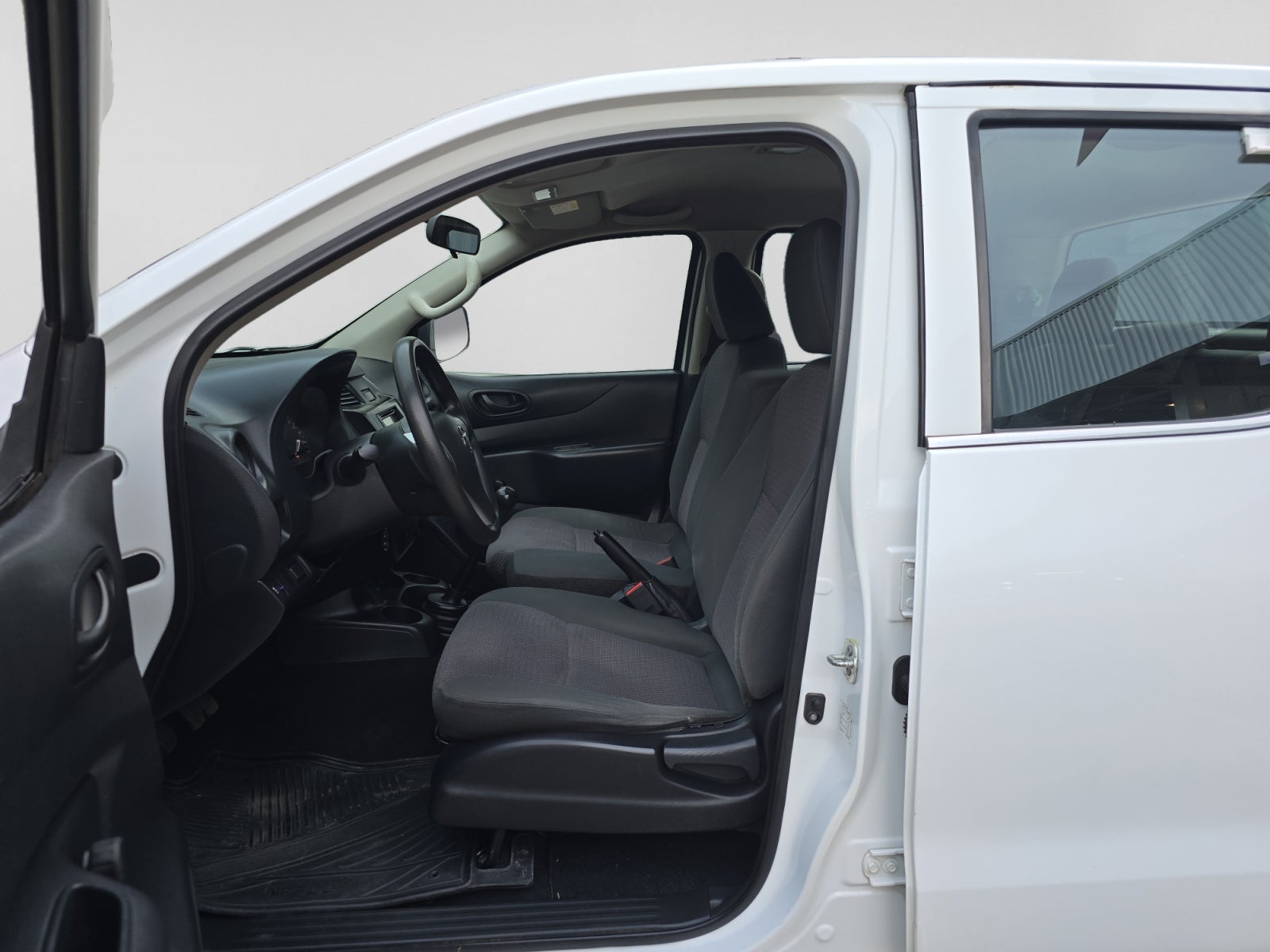 2020 Nissan NP300 DOBLE CABINA DOBLE CABINA S TM AC PAQ. SEG. 6VEL